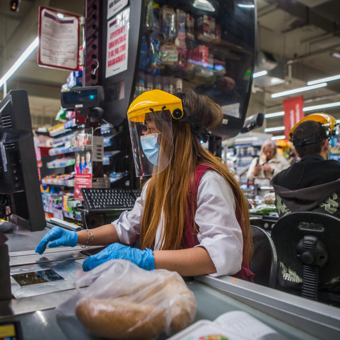 A Tesco leépített, az Auchan százakat vett fel a járvány kezdete óta