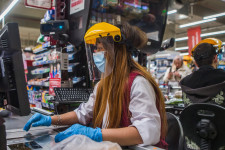 A Tesco leépített, az Auchan százakat vett fel a járvány kezdete óta