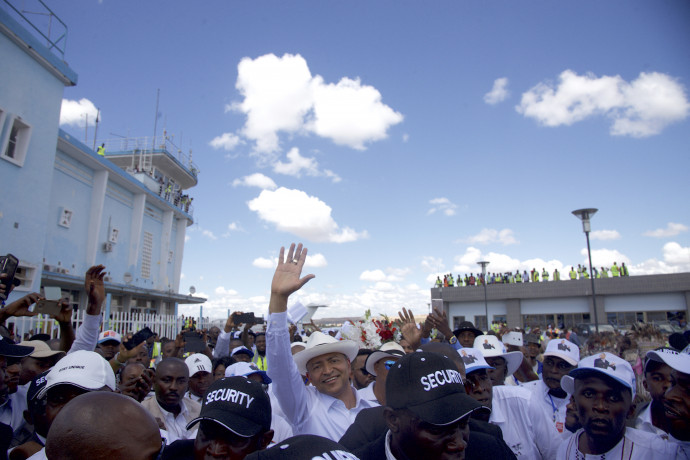 Democratic Republic of Congo opposition leader, former governor of Katanga Moise Katumbi waves as he arrives in Lubumbashi on May 20, 2019 after three years in self-imposed exile. – Thousands of people welcomed Moise Katumbi, a prominent foe of DR Congo's former president, as he landed at Lubumbashi airport after three years in self-imposed exile. (Photo by Junior KANNAH / AFP)