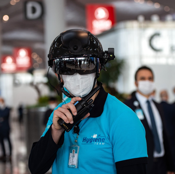 Színházat csinálnak a koronavírus elleni védekezésből