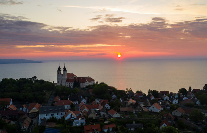 A Tihanyi Bencés Apátság és a Balaton. Fotó: Mohai Balázs/MTI