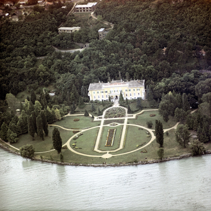 Szobánként 77 millió forint közpénzt kap három magyar szupergazdag közös szállodája