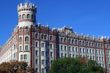 Matolcsyék aranyrudakkal és 11 méteres csodaszarvassal díszítik a Postapalotát