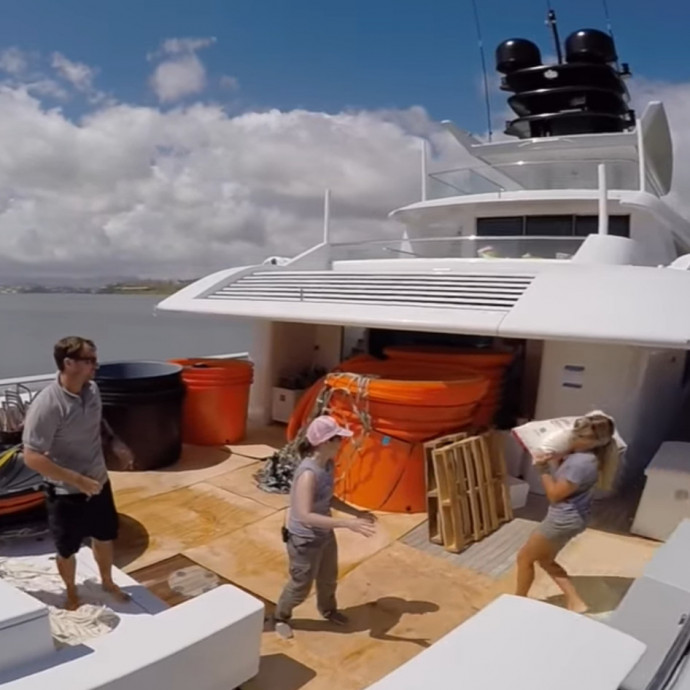 Magánhadsereggel és luxusjachttal segít a legelesettebbeken a világ egyik leggazdagabb embere