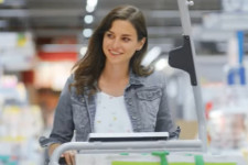 Elkezdték használni a bevásárlókocsit, amivel még az automata kasszára sincs szükség