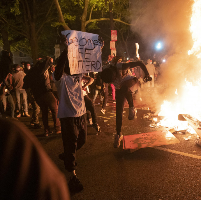 Egy társadalomtudós 2010-ben előrejelezte, hogy 2020-ban a feje tetejére áll a nyugati világ