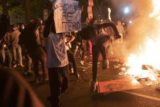 Egy társadalomtudós 2010-ben előrejelezte, hogy 2020-ban a feje tetejére áll a nyugati világ