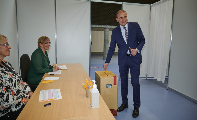 Gudni Johannesson leadja a szavazatát. Fotó: AFP