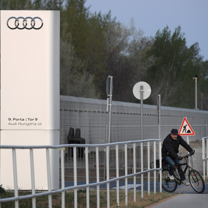 Nyáron is leállnak a magyar autógyárak, mi lesz a dolgozóikkal?