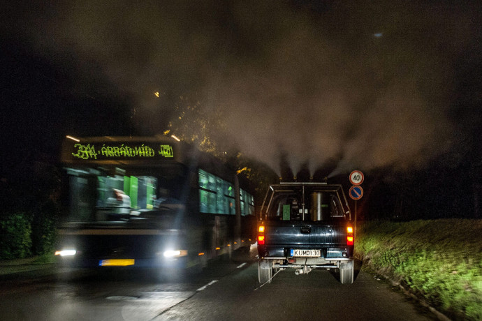 Budapest, 2013. május 9. Földi szúnyogirtást végez a Rovért Kft. Budapesten, a római-parti Királyok útján 2013. május 8-án este. MTI Fotó: Szigetváry Zsolt