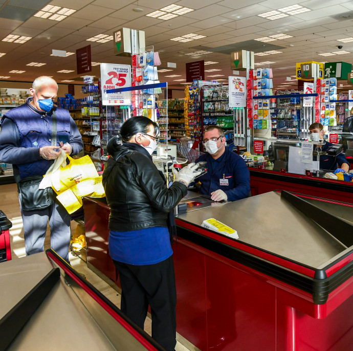 Harminc kiló csirkemell a szoknya alatt – hogyan lopnak az élelmiszerláncoknál?