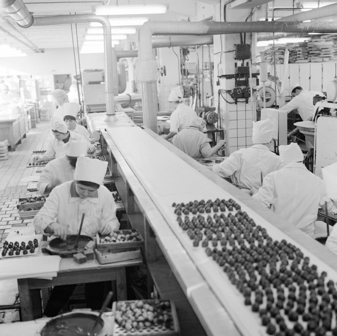 Rumosmeggyet készítenek a Csemege Édesipari Gyár üzemében, 1969-ben. Fotó:. MTI/Kácsor László