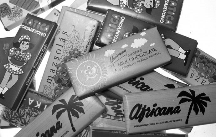 Új gépsorokon készült csokoládék a Budapesti Édesipari Vállalat Csemege Édesipari Gyárából, 1987-ben. Fotó: MTI/Baric Imre