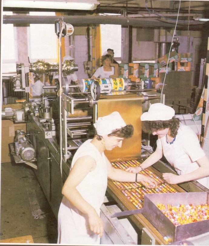 Golyórágó gyártás a francia import gépen. Fotó: Hetvenöt év története