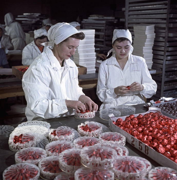 Konyakosmeggy desszertet csomagolnak a Csemege Édesipari Gyár dolgozói, 1958-ban. Fotó: MTI/Jármai Béla