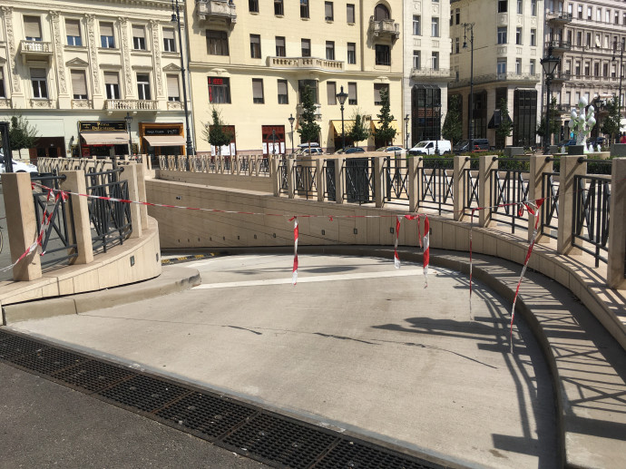 A József Nádor téri mélygarázs kijárata. Fotó: G7