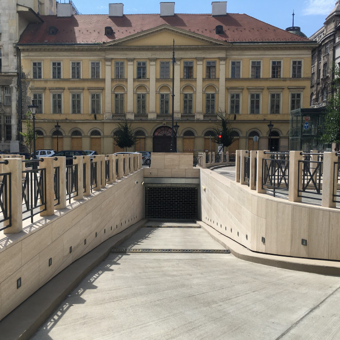 Egy éve csak az OTP pénze parkol a József Nádor téri mélygarázsban