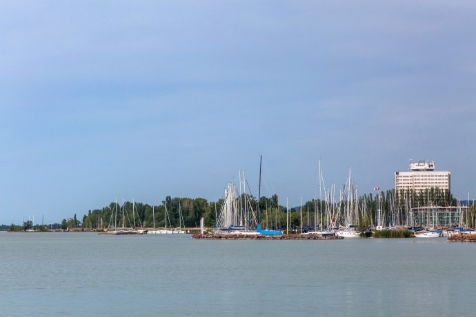 A vitorláskikötő látképe, a háttérben jobbra a Hotel Marina szálloda épülete. Fotó: Faludi Imre/MTVA