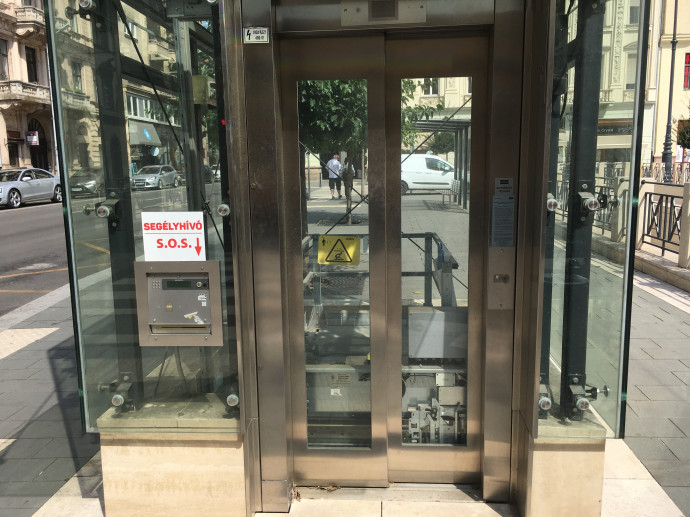 A József Nádor téri mélygarázs porosodó, üzemen kívüli liftje. Fotó: G7