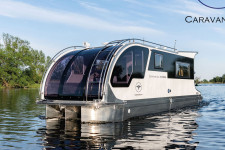 Lakókocsi-hajó hibridet kezdett árulni a Tchibo, a németek megőrülnek érte