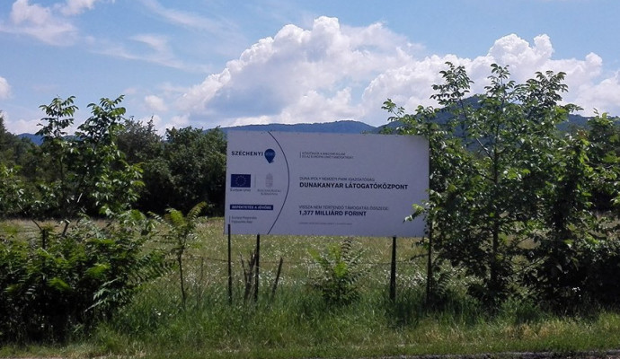 Az uniós tábla a főútról, mögötte a gazos udvar. Fotó: G7