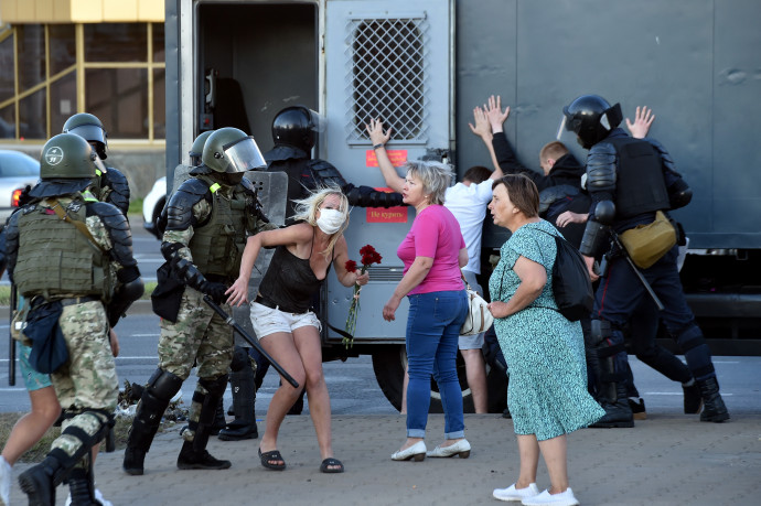 A készenléti rendőrség őrizetbe vesz civileket. Fotó: AFP