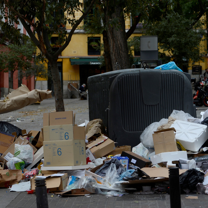 Milliárdokat fosztogatott össze egy román banda a madridi kukákból