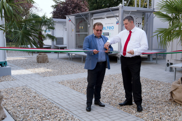 Ifjabb Chikán Attila, az Alteo Group vezérigazgatója (balra) és Luczay Péter a Sinergy Kft. akkumulátoros villamosenergia-tárolójának avatásán a cégcsoport zuglói erőművében 2018. augusztus 23-án. Fotó: MTI/Koszticsák Szilárd