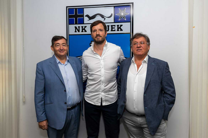 Az NK Osijek három tulajdonosa – Mészáros Lőrinc, Ivan Mestrovic és Szíjj László – a váltás előtt.