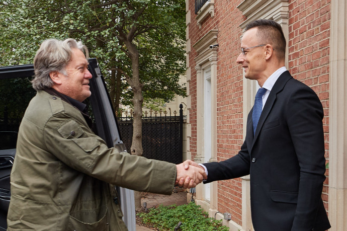 Washington, 2020. február 5. A Külgazdasági és Külügyminisztérium (KKM) által közreadott képen Szijjártó Péter külgazdasági és külügyminiszter (j) és Steve Bannon politikai stratéga találkozója Washingtonban 2020. február 5-én. MTI/KKM