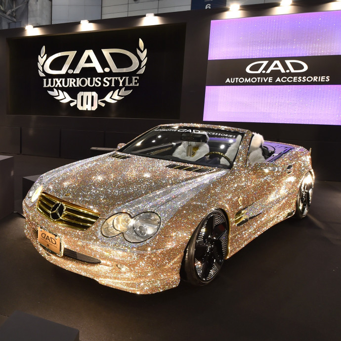 Véget érhet a mindent beborító Swarovski kristályok kora