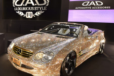 Véget érhet a mindent beborító Swarovski kristályok kora