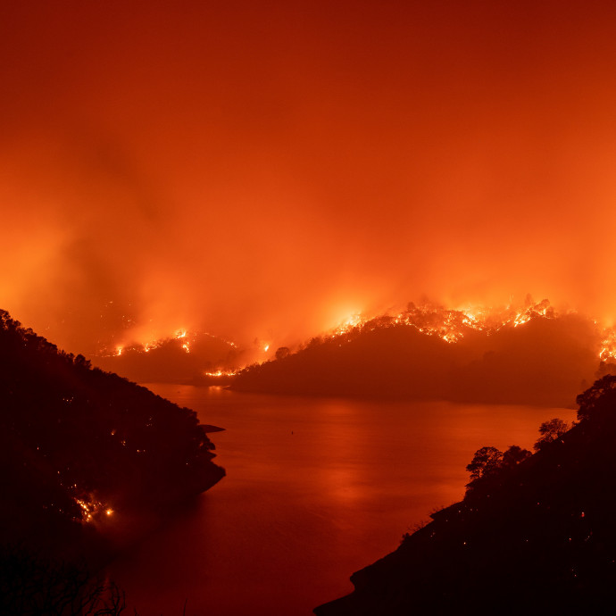 Még szezon sincs, de már rekordközeli kiterjedésben égnek az erdők Kaliforniában