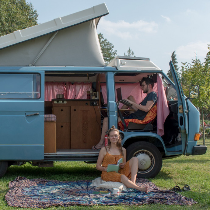 Felszámolták az irodát, helyette negyedévente együtt kempingeznek pár napot