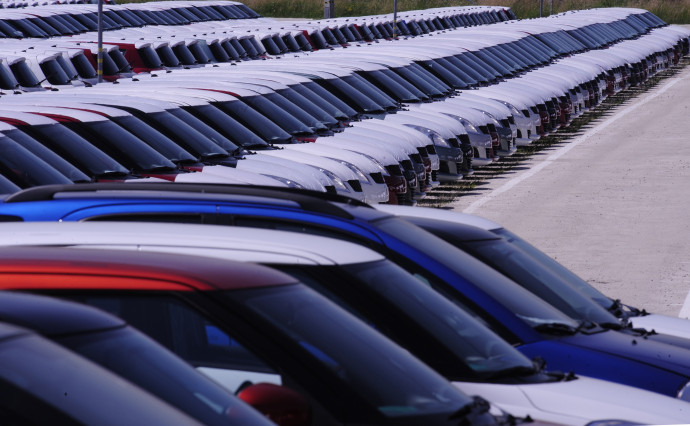 A Suzuki esztergomi üzeménél várakozó autók egy 2010-es képen. Fotó: AFP