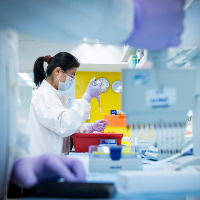 Mi várható azután, hogy felfüggesztették az oxfordi vakcina tesztelését?