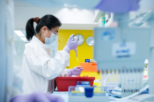 Mi várható azután, hogy felfüggesztették az oxfordi vakcina tesztelését?