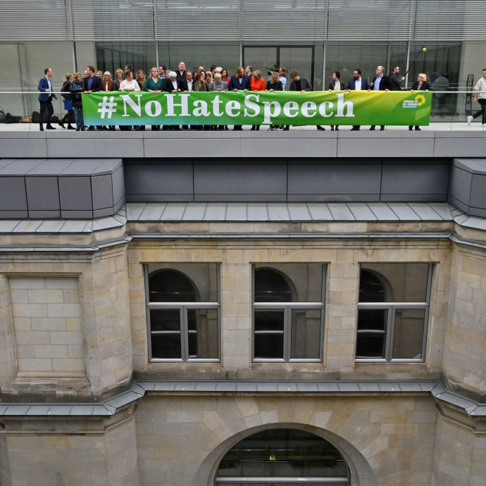 A netes fórumokon az anonimitás a gyűlöletbeszéd melegágya