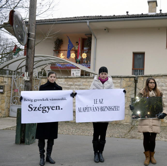 Éveken át visszaéltek beteg gyerekeknek gyűjtött pénzzel, mégis áramlanak hozzájuk a százmilliók