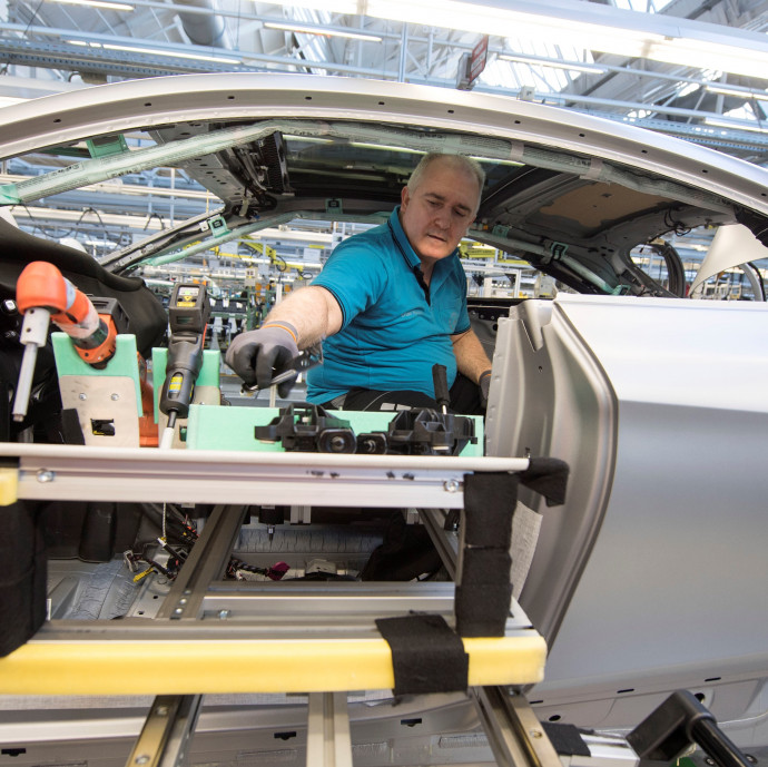 Kevesebb alkalmazottra lesz szüksége a Mercedesnek a jövőben