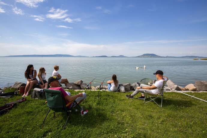 Horgászok és kirándulók a balatonfenyvesi strandon az újranyitás napján, május 9-én. Fotó: Varga György/MTI