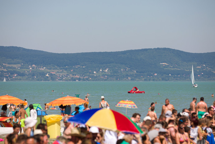 Strandolók Balatonlellén. Fotó: Mohai Balázs/MTI