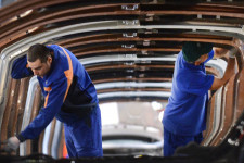 Átveszik az emberi munkát a robotok a magyar és román autóiparban, még sincs elbocsátás