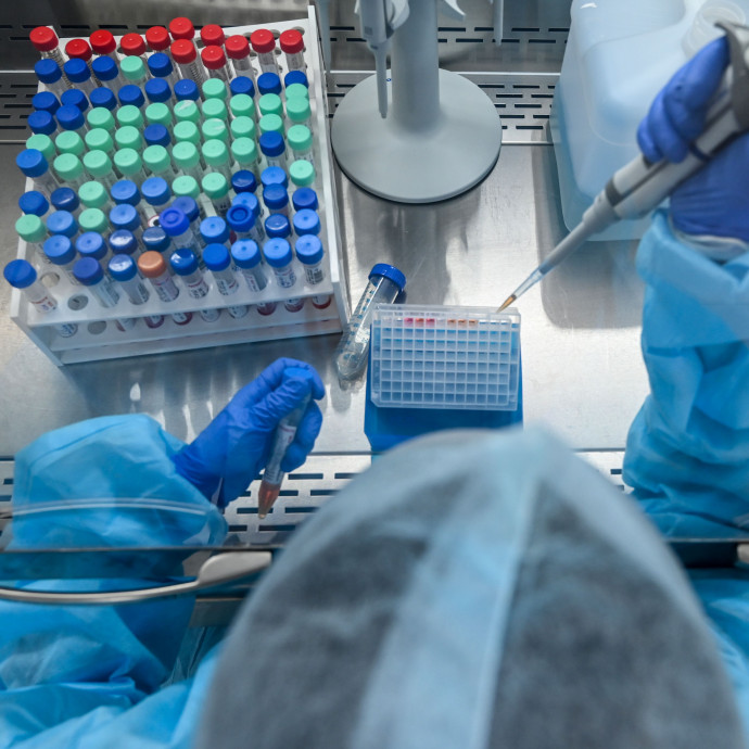 Túl sikeresen terhelte rá a kormány a tesztelési költségeket az állampolgárokra