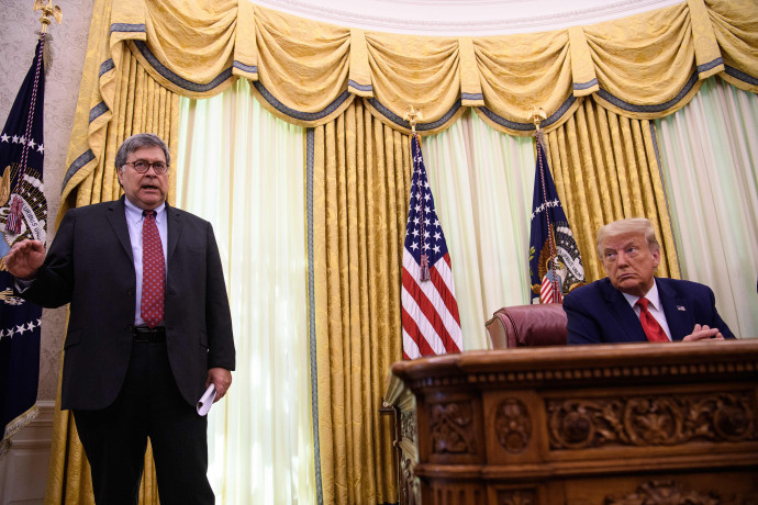 Willam Barr igazságügyi miniszter és Donald Trump elnök a Fehér Házban. (Photo by NICHOLAS KAMM / AFP)