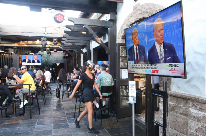 Egy nyugat-hollywoodi bár teraszán nézik a vendégek az elnökjelölti vitát 2020. szeptember 29-én.Fotó: Mario Tama / GETTY IMAGES NORTH AMERICA / GETTY IMAGES VIA AFP)