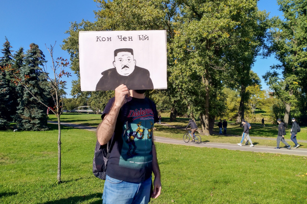 Kim Dzsongunra (oroszul Kim Csen In) hajazó Lukasenko „Kon Csen Ij” felirattal, ami magyarítva lefinkább „Ki Pur Can” lehetne.Fotó: Nyilas Gergely