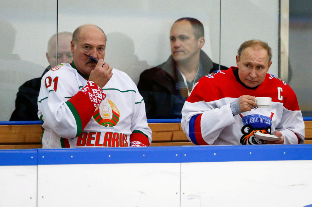 Lukasenko és Putyin egy közös hokimeccsen Szocsiban 2020. február 7-én. Az ellenfelet a két ország titkosszolgálatából állították össze, a két elnök egy csapatban játszott, nyertek is. A tüntetők elleni meccsen Putyin beáll ugyan Lukasenko mögé, de már a lecserélésén is gondolkodhat. Fotó: Alexander Zemlianichenko / File Photo / Reuters