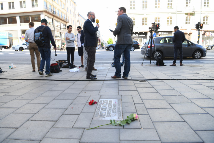 Virágok az emléktábla mellett Stocholmban 2020. június 10-én, a nyomozás lezárásásnak napján azon a helyen, ahol a svéd miniszterelnököt meggyilkolták 1986-ban.Fotó: Fredrik Sandberg / TT NEWS AGENCY / AFP
