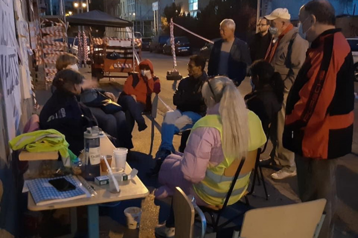 Önkéntesek éjjel-nappal őrséget állnak a Dankó utcai hajléktalanszálló előtt. Fotó: Fűtött Utca